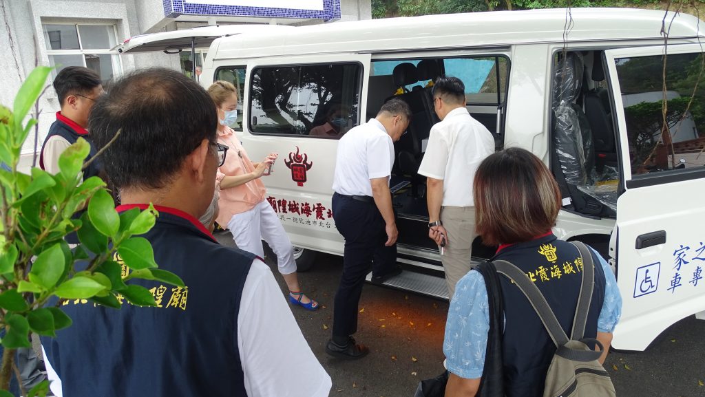 新車側邊踏板使用強化鋼板++可承重250公斤++方便長輩分段上下車。(圖/新北市政府提供)