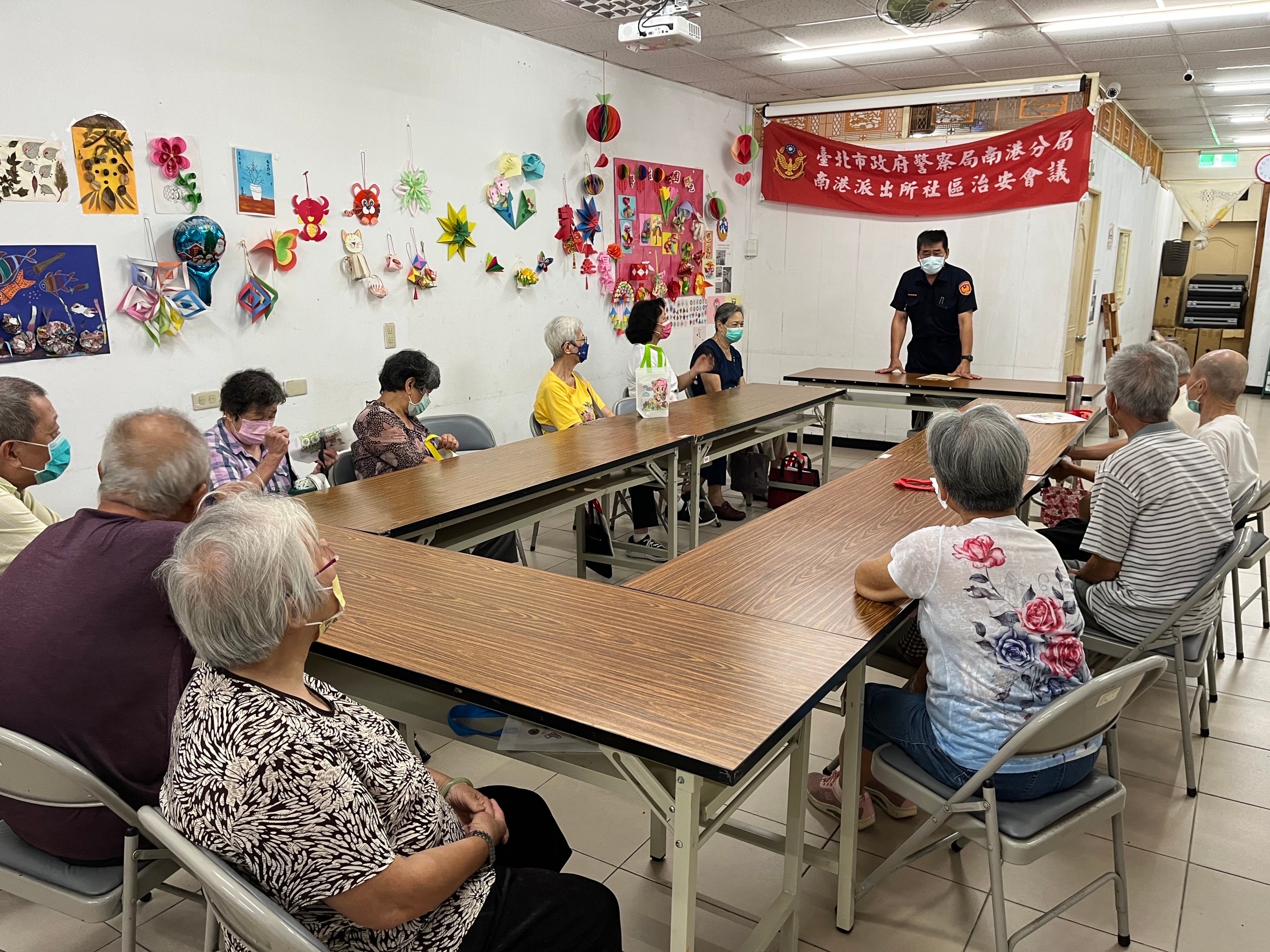 南港分局推動社區警政，邀請新富里許里長及地方居民共同參與，加強反詐騙、交通安全、婦幼安全宣導相關事宜，提升里民自我防護能力及警民合作的意識。