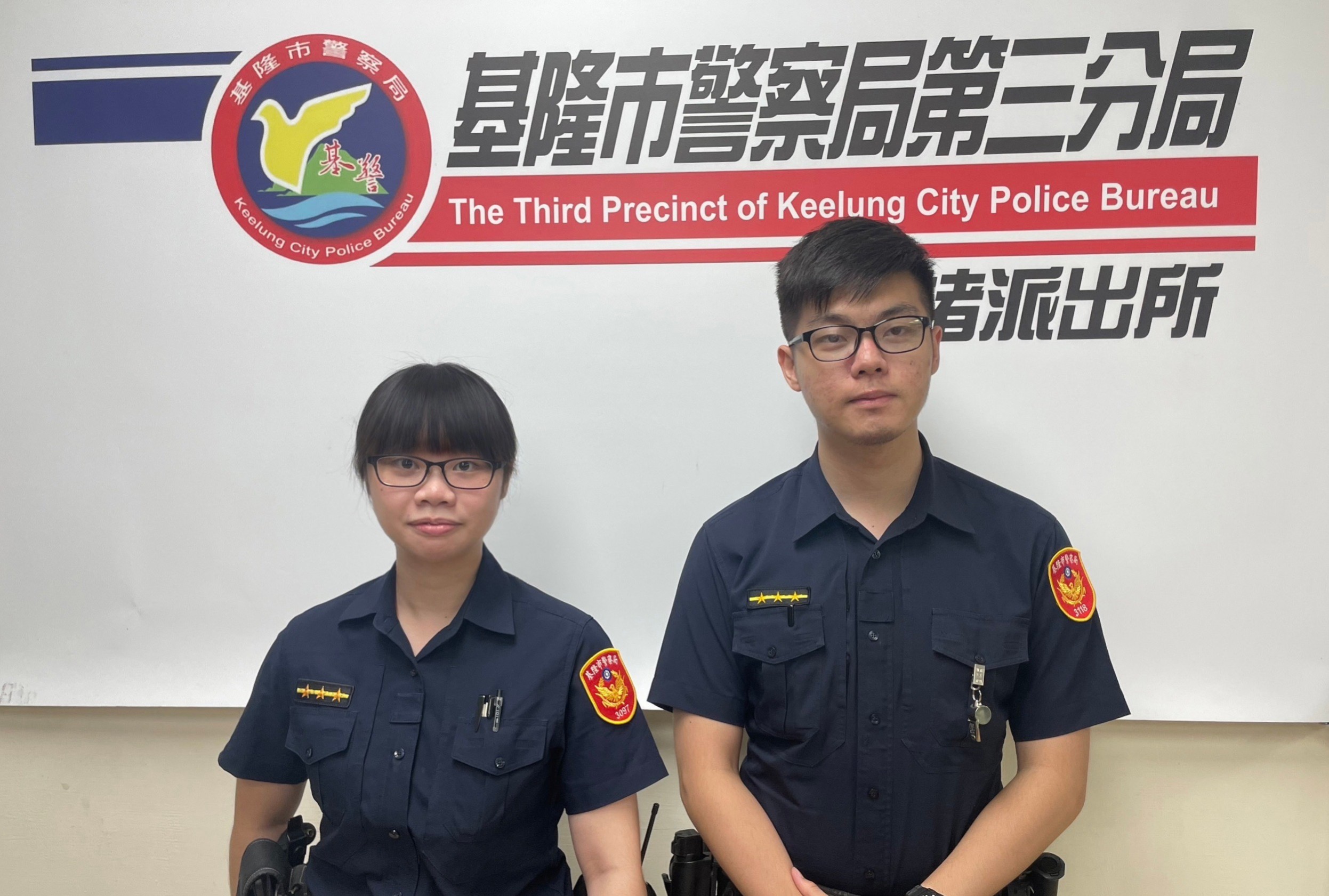 七堵所警員陳怡潔(左)、林詠綸(右)