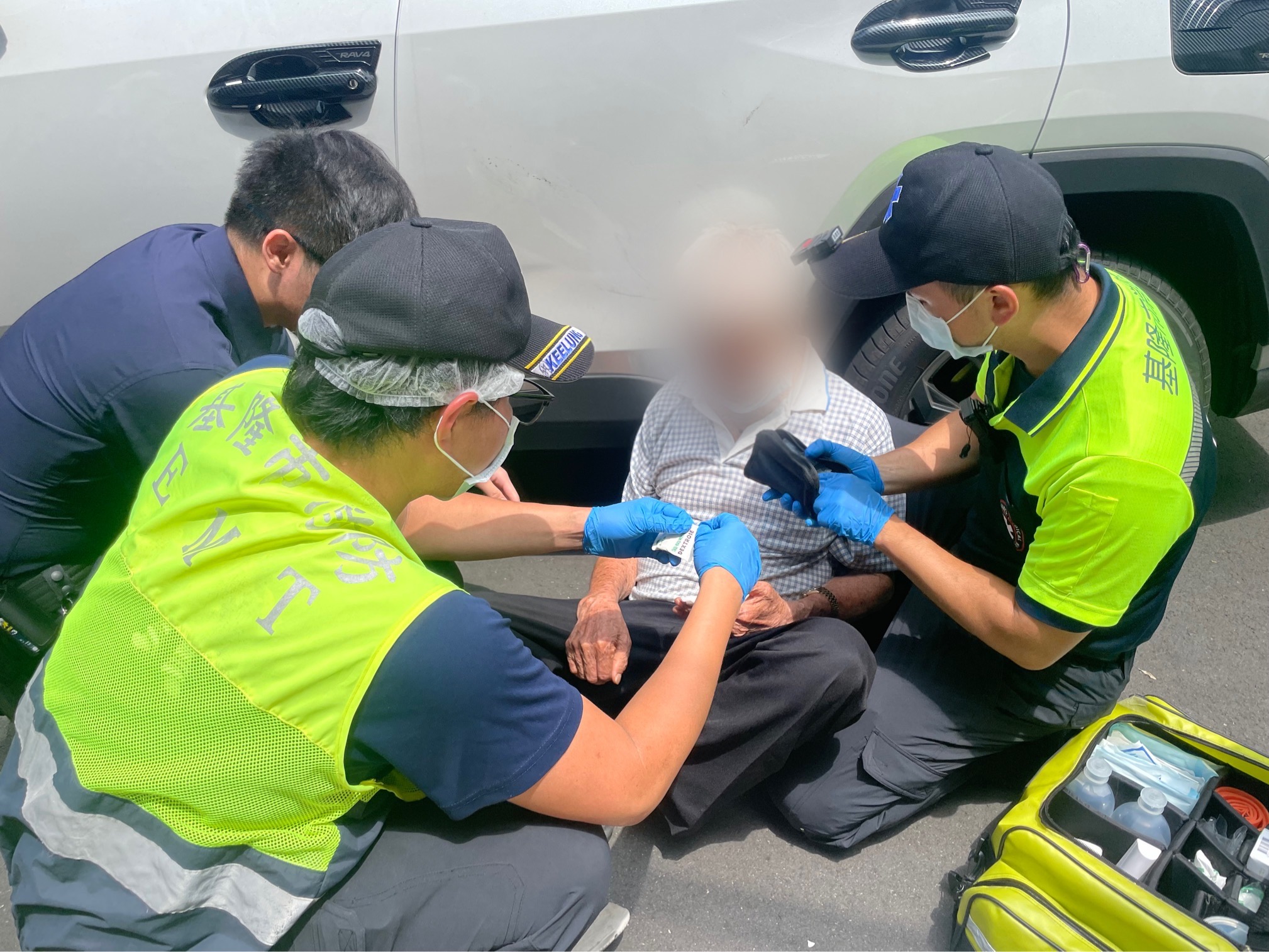 84歲郭姓老翁於烈日炎炎下有脫水狀況。