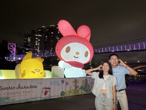 療癒的三麗鷗家族明星們於每晚6時至10時點燈，照亮碧潭河岸風貌，持續閃耀。(圖/新北市政府提供)