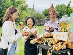 淡水古蹟博物館的志工隊長許文源(右)、志工朱麗杏(中)及多位志工將在「爺奶無國界茶館-走訪植物新住民」活動中,組成「鐵馬餐車」專屬團隊,與遊客分享自製的雞蛋花茶飲與麵包樹果醬等淡古私房茶點。(圖/新北市政府提供)