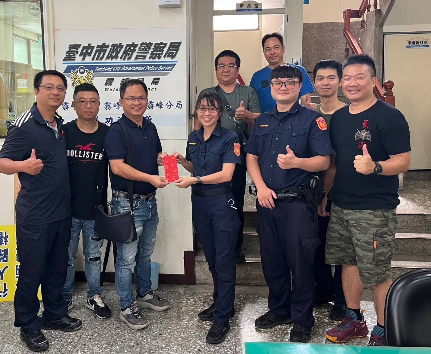 成功所警友站李添華站長獲悉此事後，於8月4日晚間邀請林碧秀議員前往成功派出所頒發破案茶，同時分局長陳祥麟也出席激勵同仁，表揚其優異的破案表現。（圖/記者江雁武翻攝）