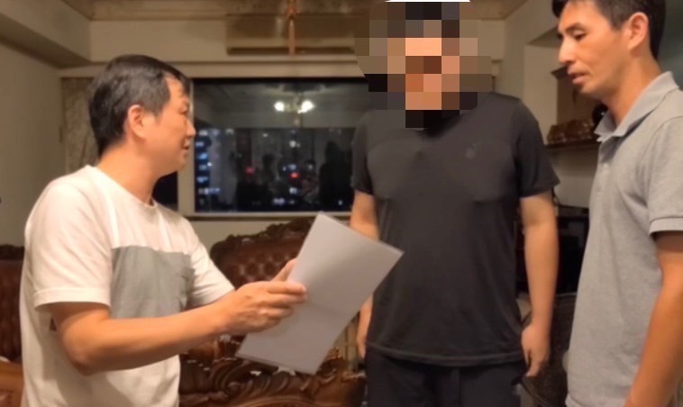 告知陳嫌拘提事由及相關權益。(記者宋紹誠翻攝)