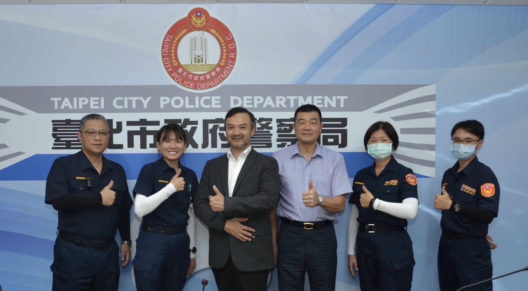 北市警察之友會士林辦事處主任莊光明(左3) 致贈袖套貼身又美觀。(圖/北市警士林分局)