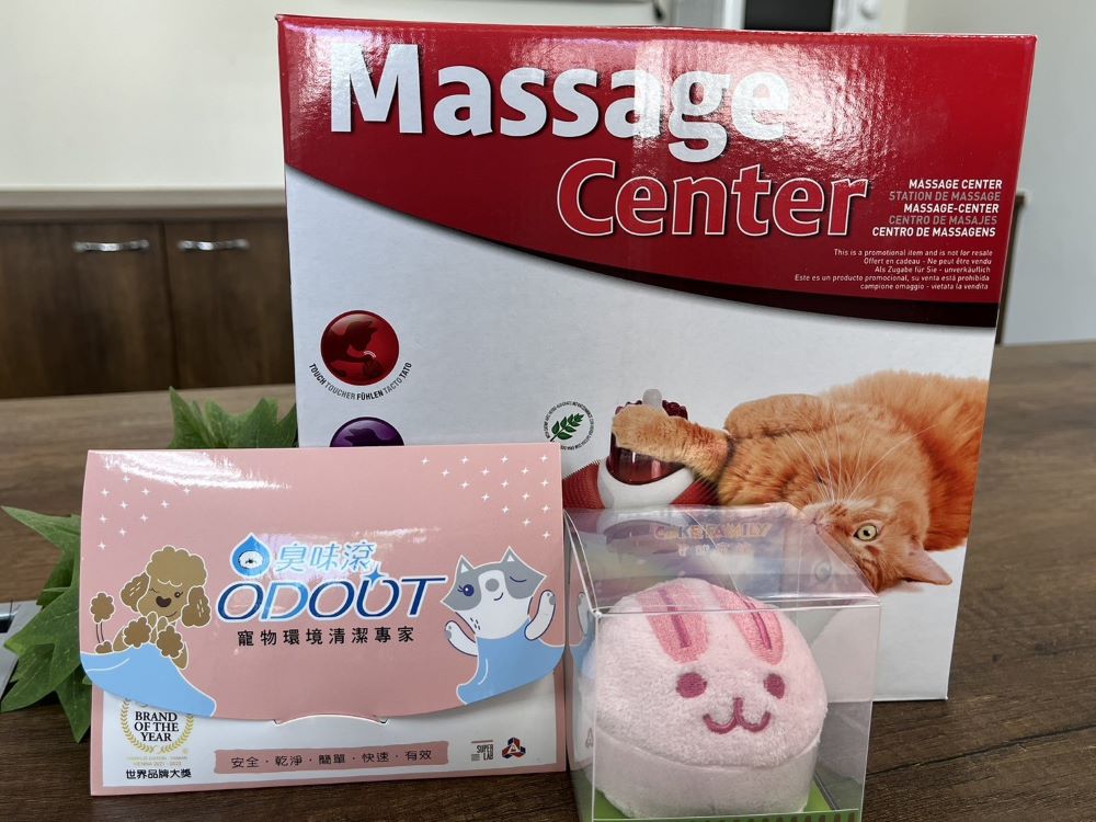 《圖說》動物聯合祈福法會現場贈送實用寵物用品福袋。〈動保處提供〉