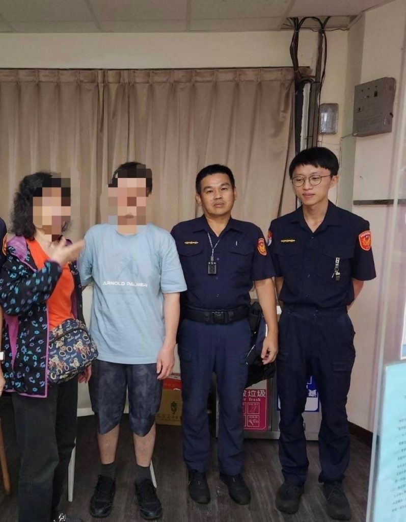 《圖說》港東中隊警員黃楷涵、黃有玉護送高女交由其夫看護，家屬非常感謝警方的及時協助。〈基隆港警總隊提供〉