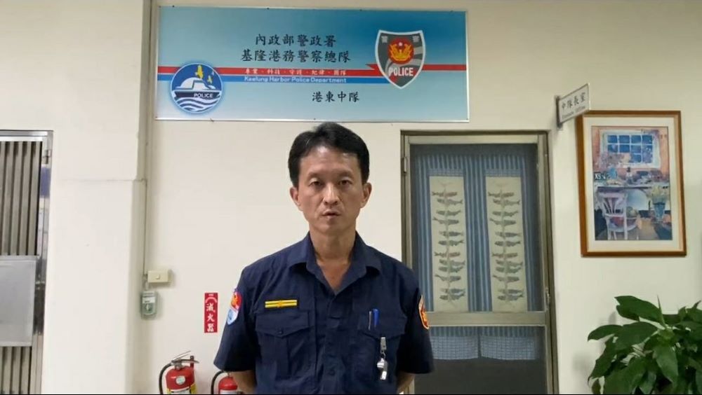 《圖說》港東中隊副中隊長巫宜誠說明案情。〈基隆港警總隊提供〉