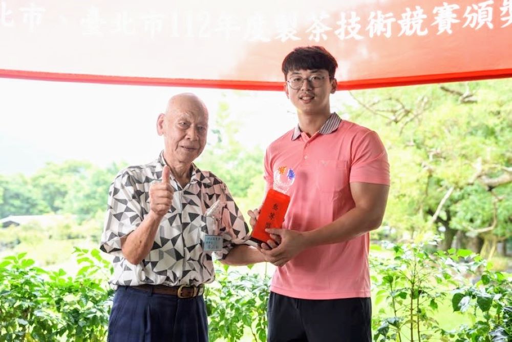 《圖說》坪林區82年次青農陳威憲(右)是第一次參加製茶競賽，就獲得參等獎。〈農業局提供〉