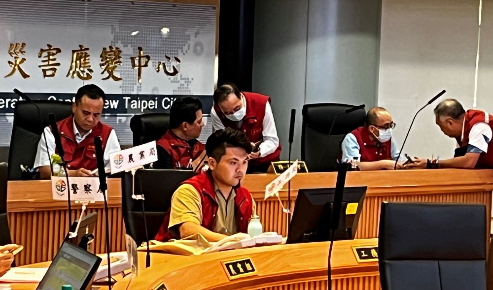 《圖說》朱惕之副市長〈左二〉進駐EOC處置災情,隨時掌握各區積淹水案件及突發事件之處置進度,左一為消防局長李清安。〈消防局提供〉