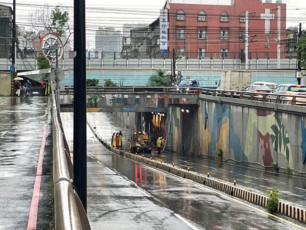 《圖說》處理板橋大觀地下道積水。〈消防局提供〉