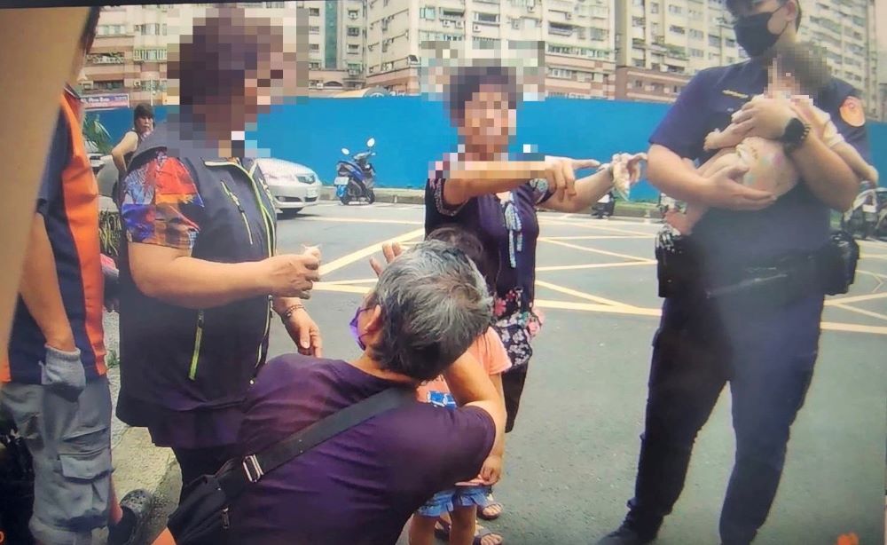 《圖說》熱心民眾紛紛提供資訊協助尋找小姊妹的媽咪。〈土城分局提供〉