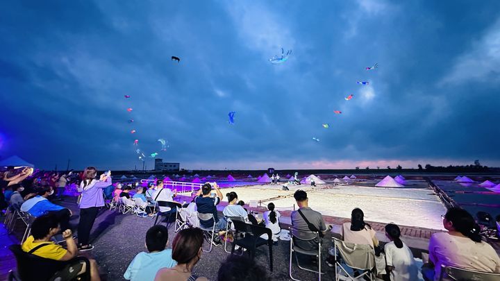 仲夏夜浪漫！「鹽田．夕陽．享樂」 在夜光風箏下聽音樂