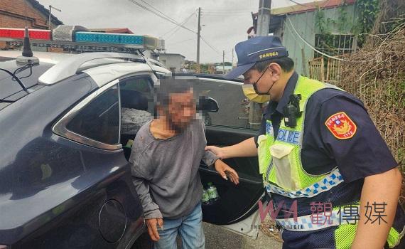 六旬翁不受控累癱坐路旁 客厝暖警平安護送返家