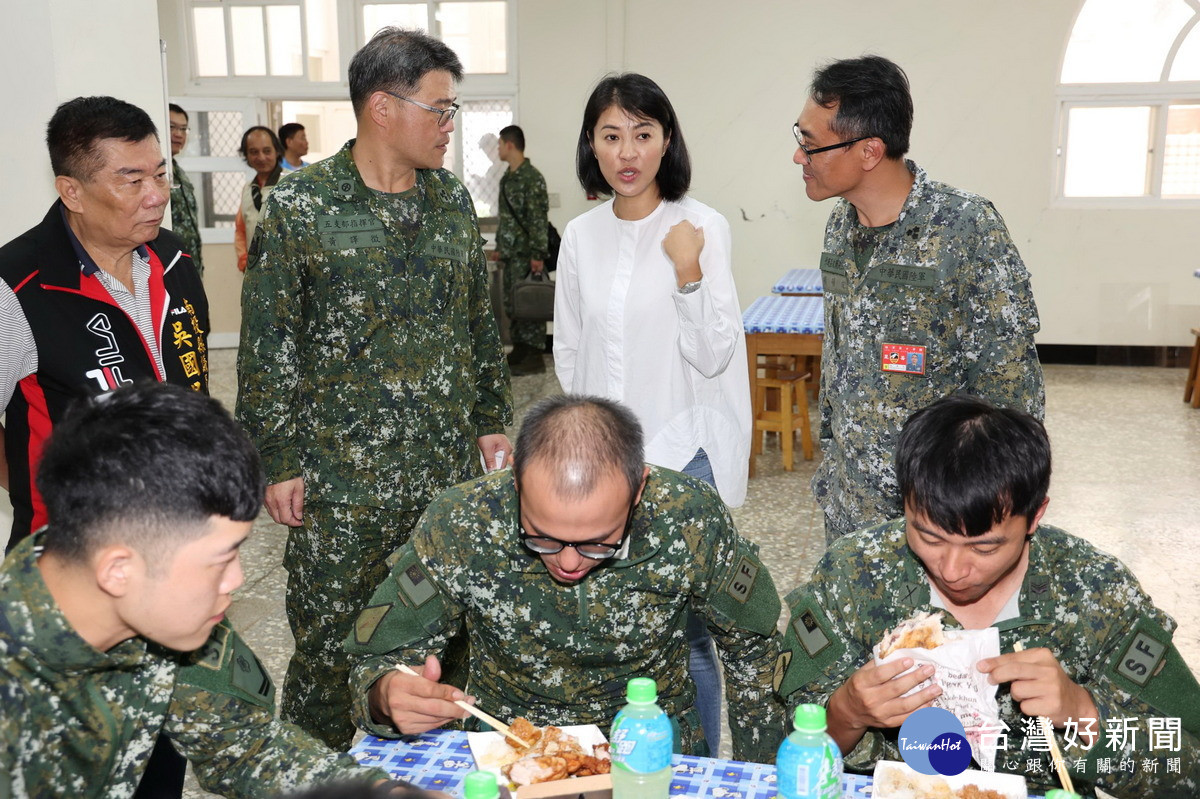 許縣長特別購買了600份雞排讓國軍弟兄們加菜,慰勞他們的辛勞。(圖/南投縣府提供)