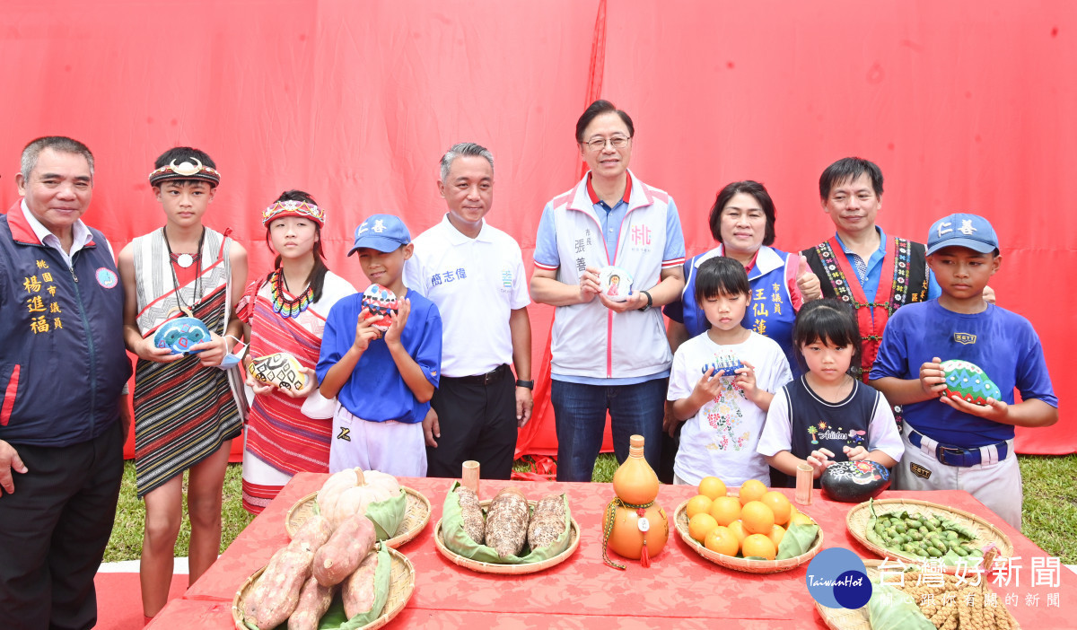 邀請仁和國小、仁善國小、僑愛國小等3所學校的原住民族小朋友,共同參與石頭彩繪。