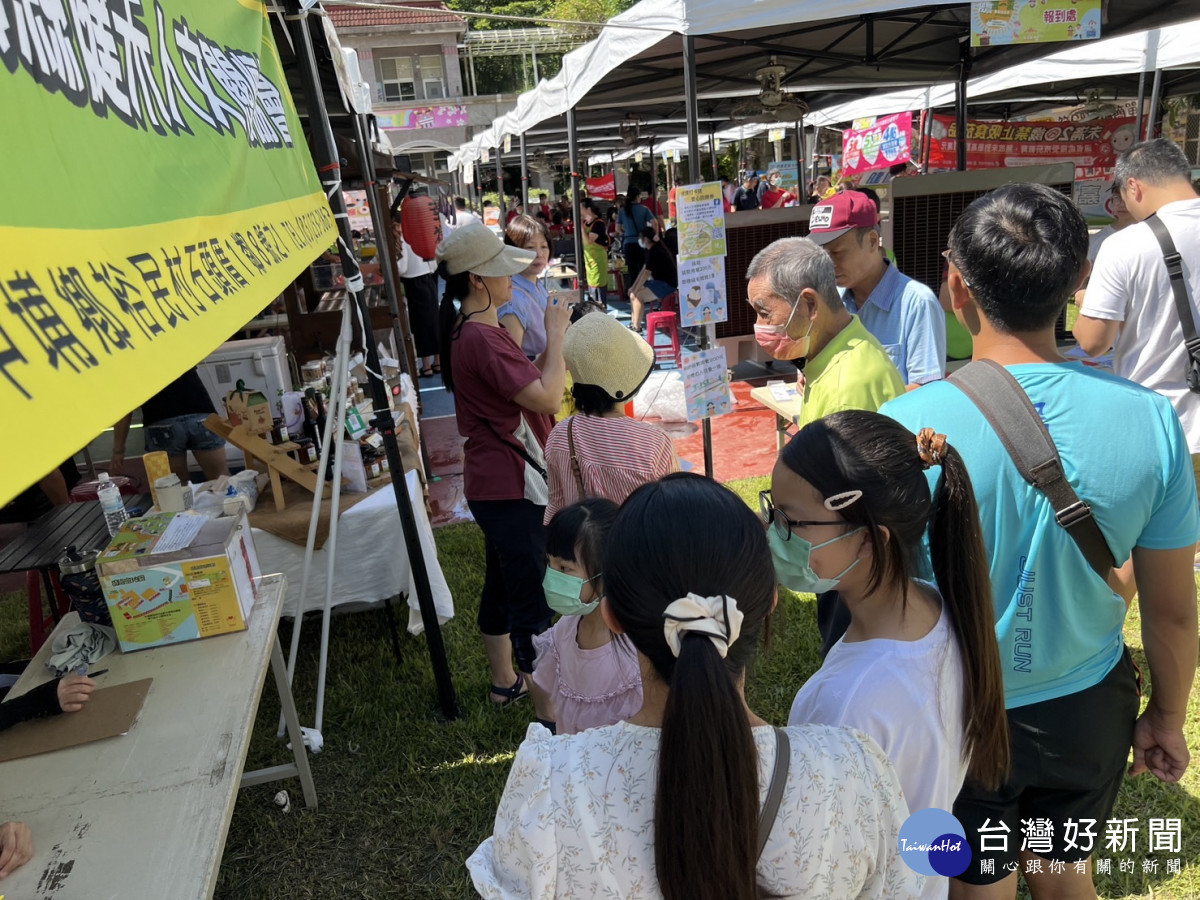 嘉義縣中埔鄉裕民社區舉辦「你農我農豐一夏」產業推廣園遊會,吸引人潮走入農村/陳致愷翻攝