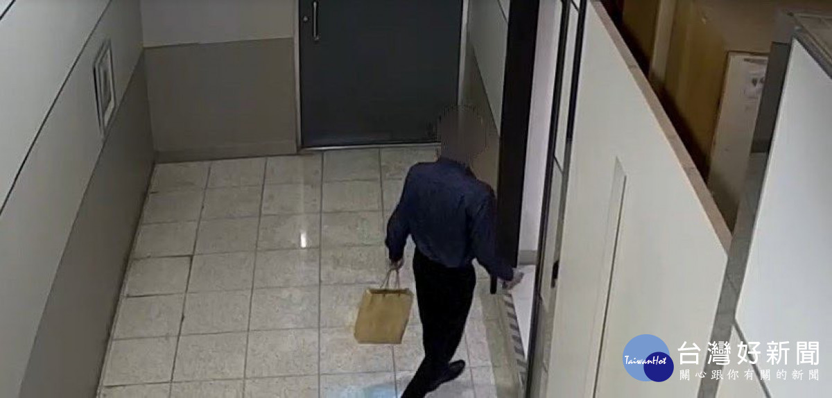 詐騙車手為製造斷點，將現金藏在廁所內的垃圾桶／警方提供