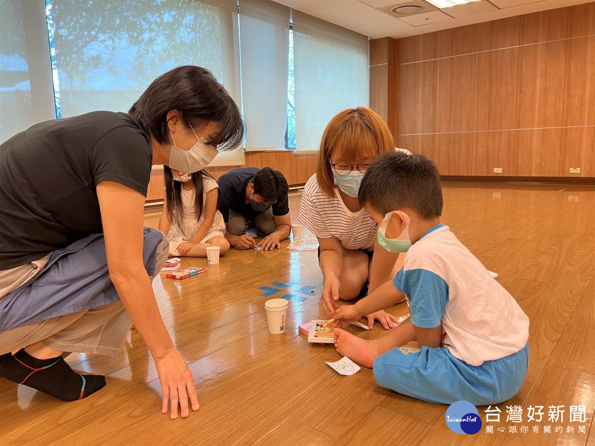 「一起作書來玩吧!」 長庚醫院舉辦 親子手作繪本活動
