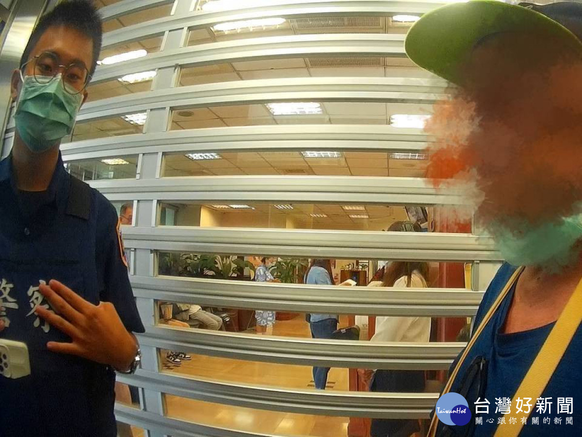 老翁不信被詐堅持匯款,警巧計勸服。