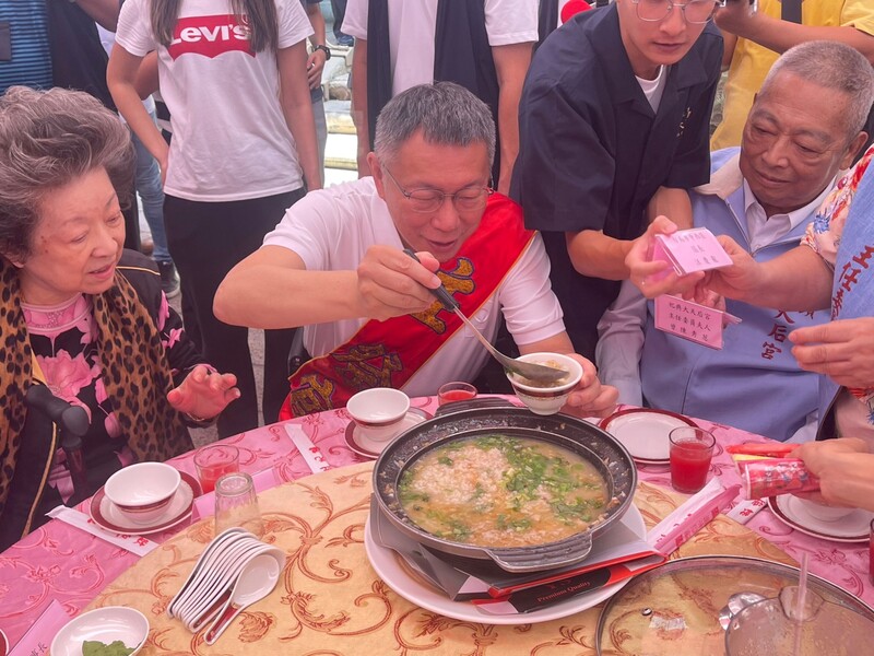 台灣民眾黨總統參選人柯文哲(前中)參拜台南市中西區大天后宮,並與信眾共同用餐。 中央社