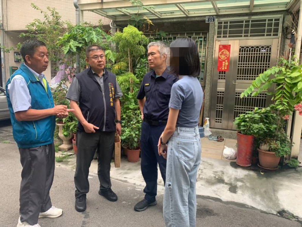 ▲圖說:顏姓女大生家庭遭逢變故,中警四分局長李建興(左二)和春社所長邱量虔(右二)訪視 (圖/台中市政府提供)