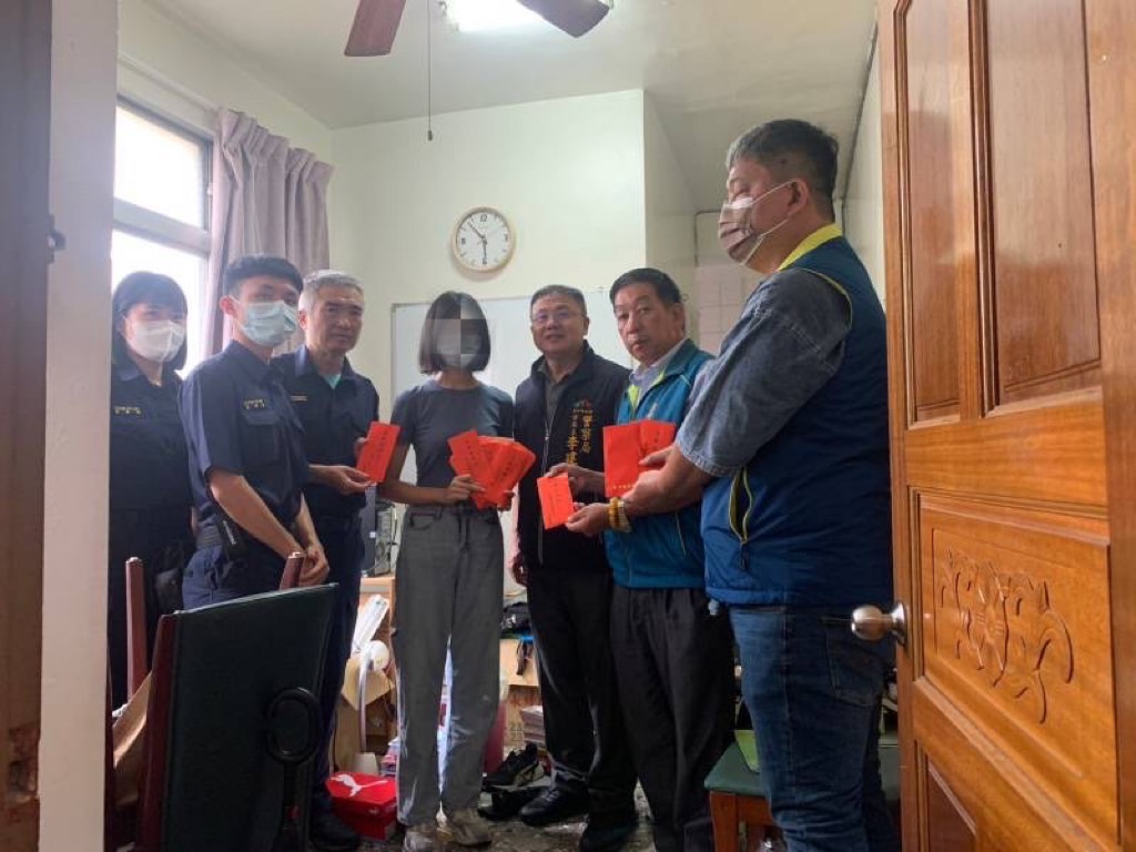 ▲圖說:在分局長李建興號召下,地方善心人士與團體集資近60萬元,助顏姓女大生度過難關 (圖/台中市政府提供)