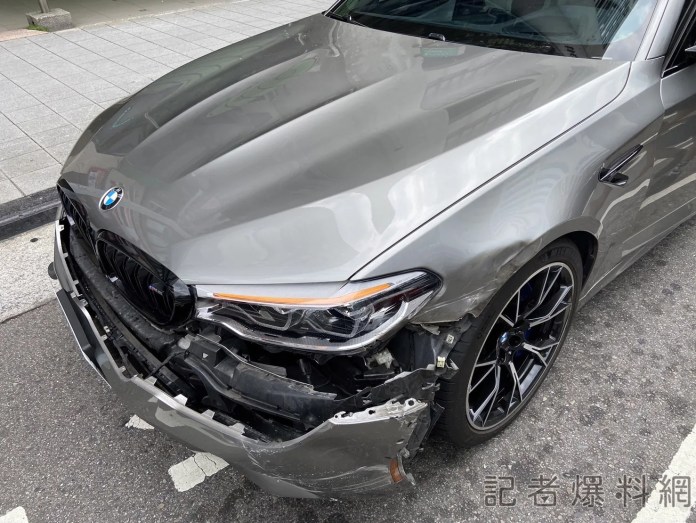 (撞車片)阮經天出車禍!開BMW撞上水泥車 車頭保桿撞到脫落幸人無事 75 阮經天開BMW 出車禍