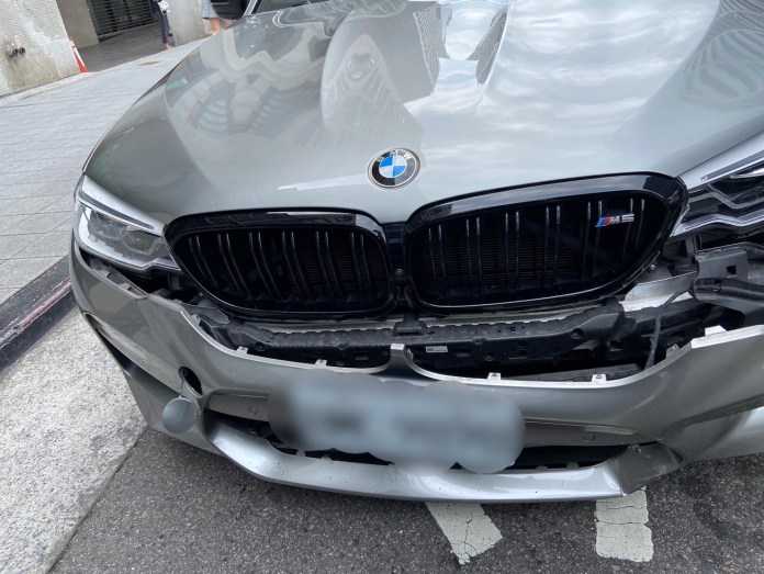 (撞車片)阮經天出車禍!開BMW撞上水泥車 車頭保桿撞到脫落幸人無事 72 S 6660480 | 藝文娛樂 藝文娛樂 記者爆料網