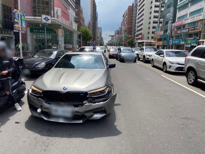 (撞車片)阮經天出車禍!開BMW撞上水泥車 車頭保桿撞到脫落幸人無事 73 S 6660482 | 藝文娛樂 藝文娛樂 記者爆料網