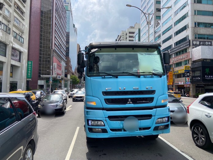 (撞車片)阮經天出車禍!開BMW撞上水泥車 車頭保桿撞到脫落幸人無事 74 S 6660483 | 藝文娛樂 藝文娛樂 記者爆料網