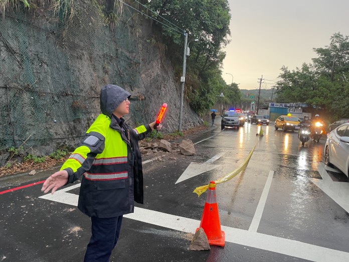 豪大雨襲基隆 山壁土石鬆動崩落砸中民車女駕駛嚇壞 74 S 214081604 | 生活 生活 記者爆料網