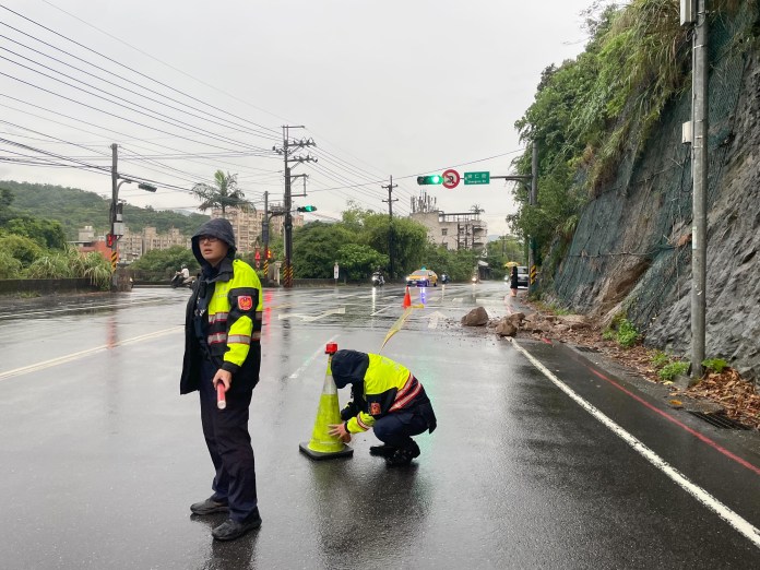 豪大雨襲基隆 山壁土石鬆動崩落砸中民車女駕駛嚇壞 75 S 214081605 | 生活 生活 記者爆料網