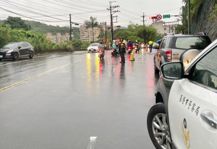 豪大雨襲基隆 山壁土石鬆動崩落砸中民車女駕駛嚇壞 76 S 214081606 | 生活 生活 記者爆料網