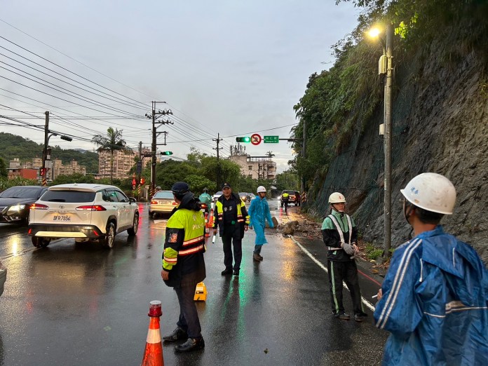 豪大雨襲基隆 山壁土石鬆動崩落砸中民車女駕駛嚇壞 77 S 214081607 | 生活 生活 記者爆料網