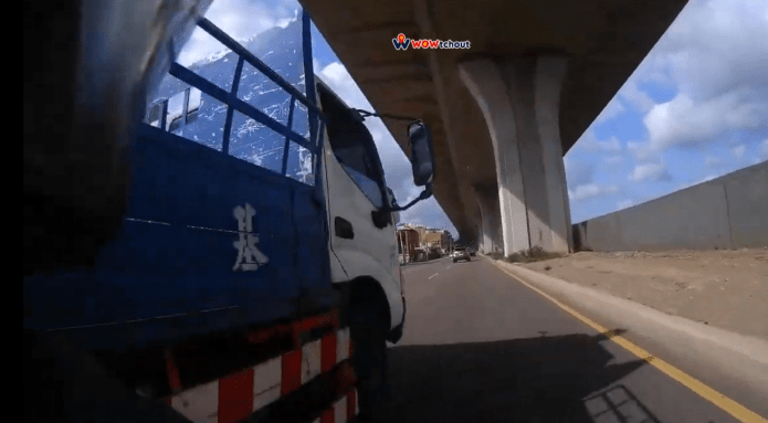 (機車遭貨車擊落片)頂級鬼切!貨車變換車道擊落機車 騎士骨折 77 oWtchout 地圖型行車紀錄器分享平台授權 | 社會 社會 記者爆料網