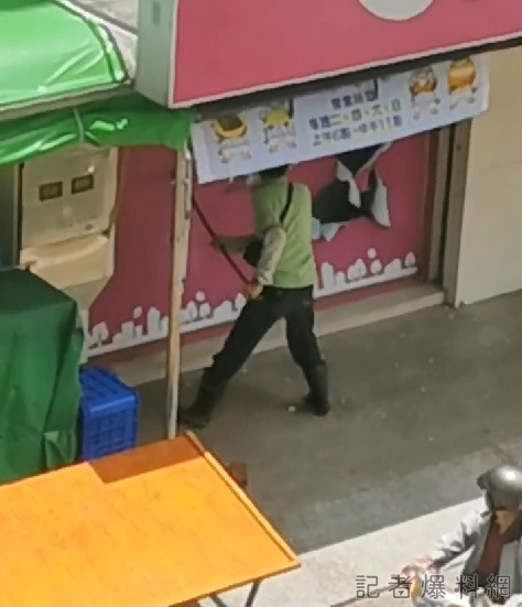 (砸店片)台南南區1美廉社 遭手拿鐵撬男子敲破玻璃砸店 71 美廉社遭手拿鐵撬男子砸店