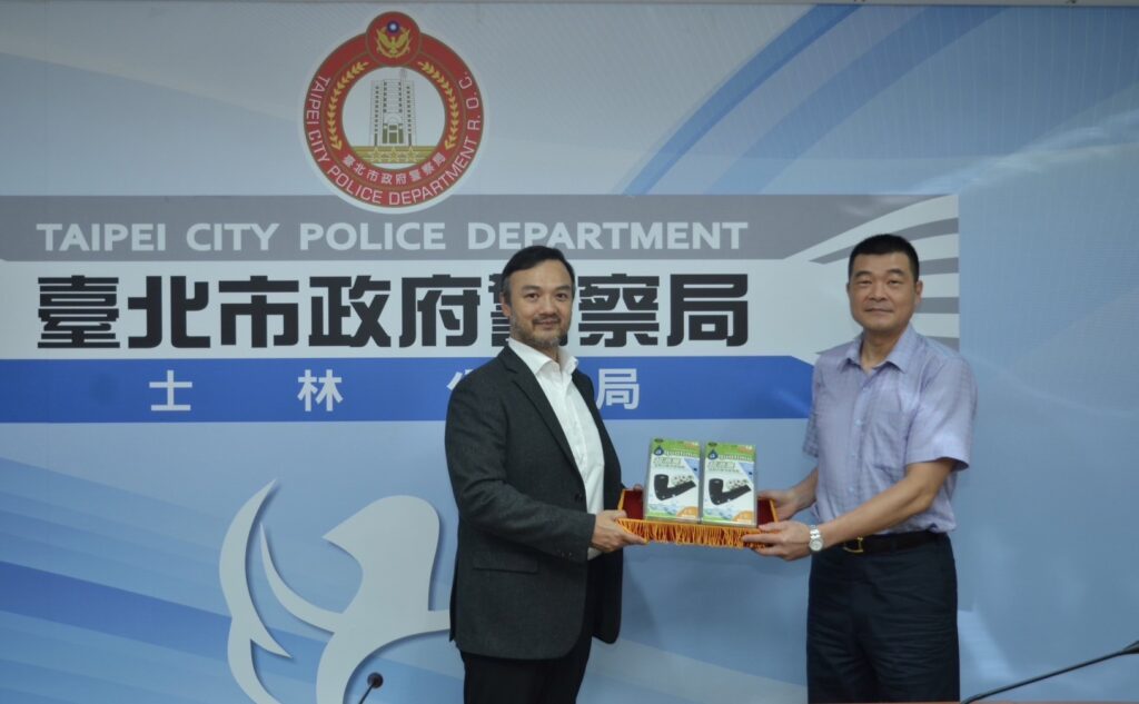由顧問葉力誠代表士林警友辦事處至士林分局頒贈袖套及補給飲料,期能提供員警適時保護及防暑降溫