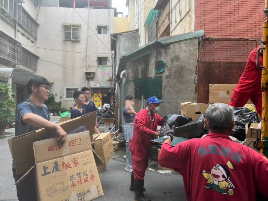 ▲圖說：警方動員員警和警專實習生至顏女租屋處協助清理搬運家具，省去搬家費用            （圖／台中市政府提供）
