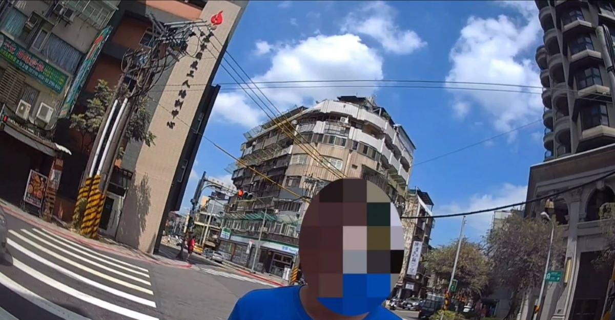 警方攔查行人違規男子。(記者薛秀蓮翻攝)