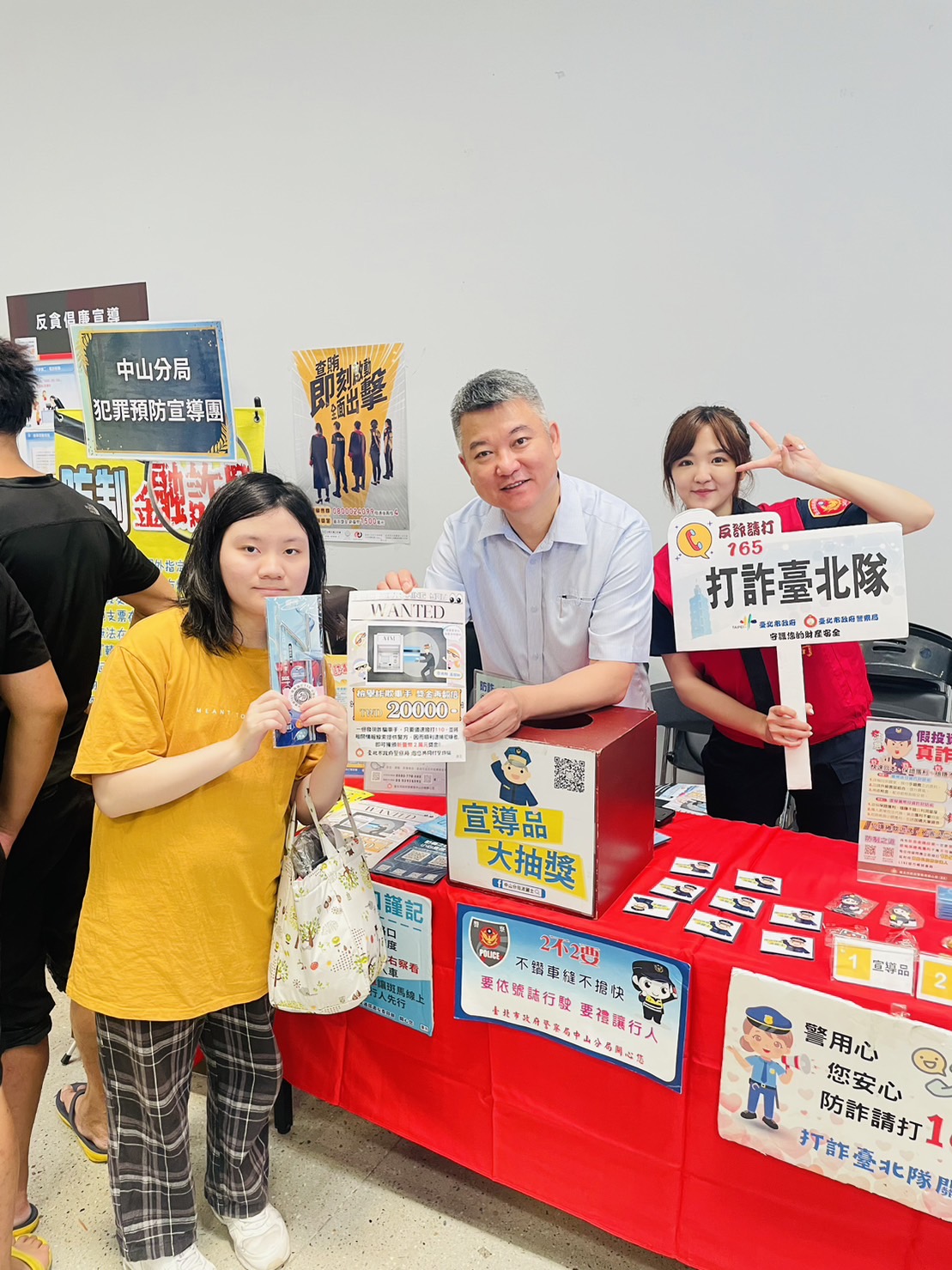 中山分局分局長陳金城與民眾宣導反詐騙。(記者薛秀蓮翻攝)