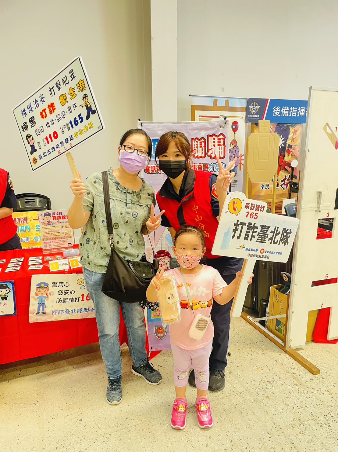 中山分局與民眾宣導反詐騙觀念。(記者薛秀蓮翻攝)