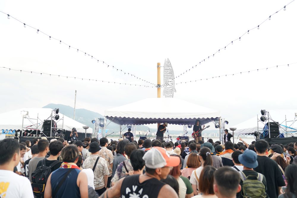 《圖說》新北市河海音樂季—淡水漁人舞台吸引眾多樂迷們前來感受青春狂熱的氣氛。〈觀旅局提供〉