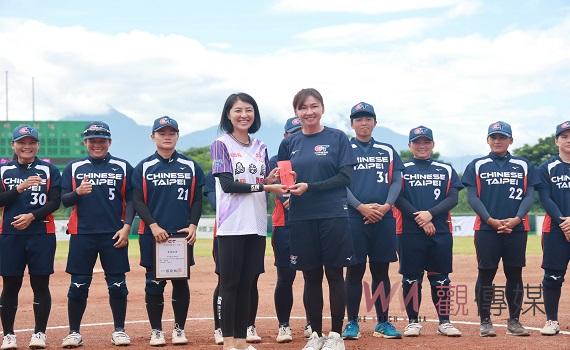 2023企業女子壘球聯賽南投首戰開打 許縣長開球