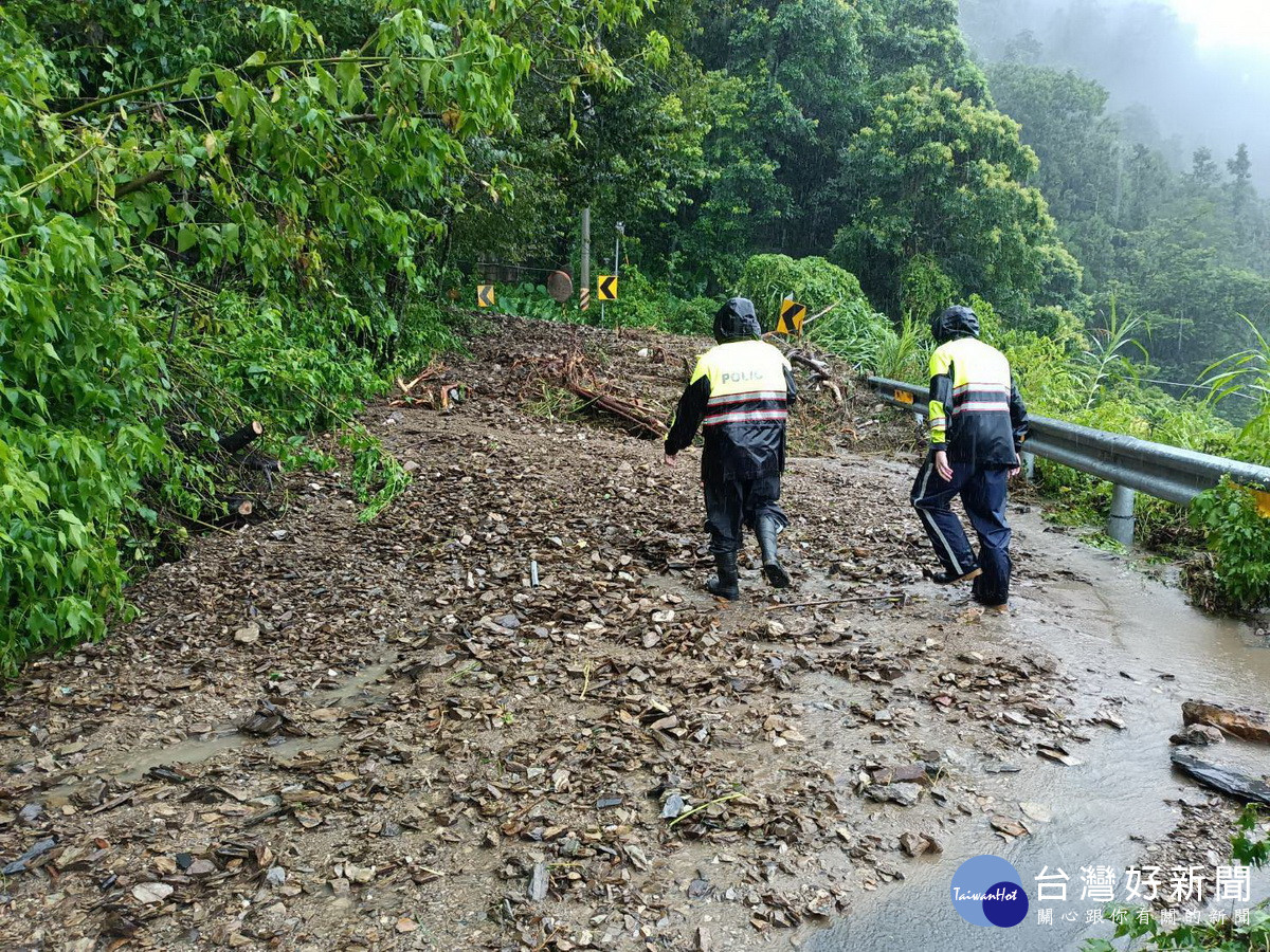 警員劉尚哲與古皓瑋冒雨進入山區。（仁愛分局提供）