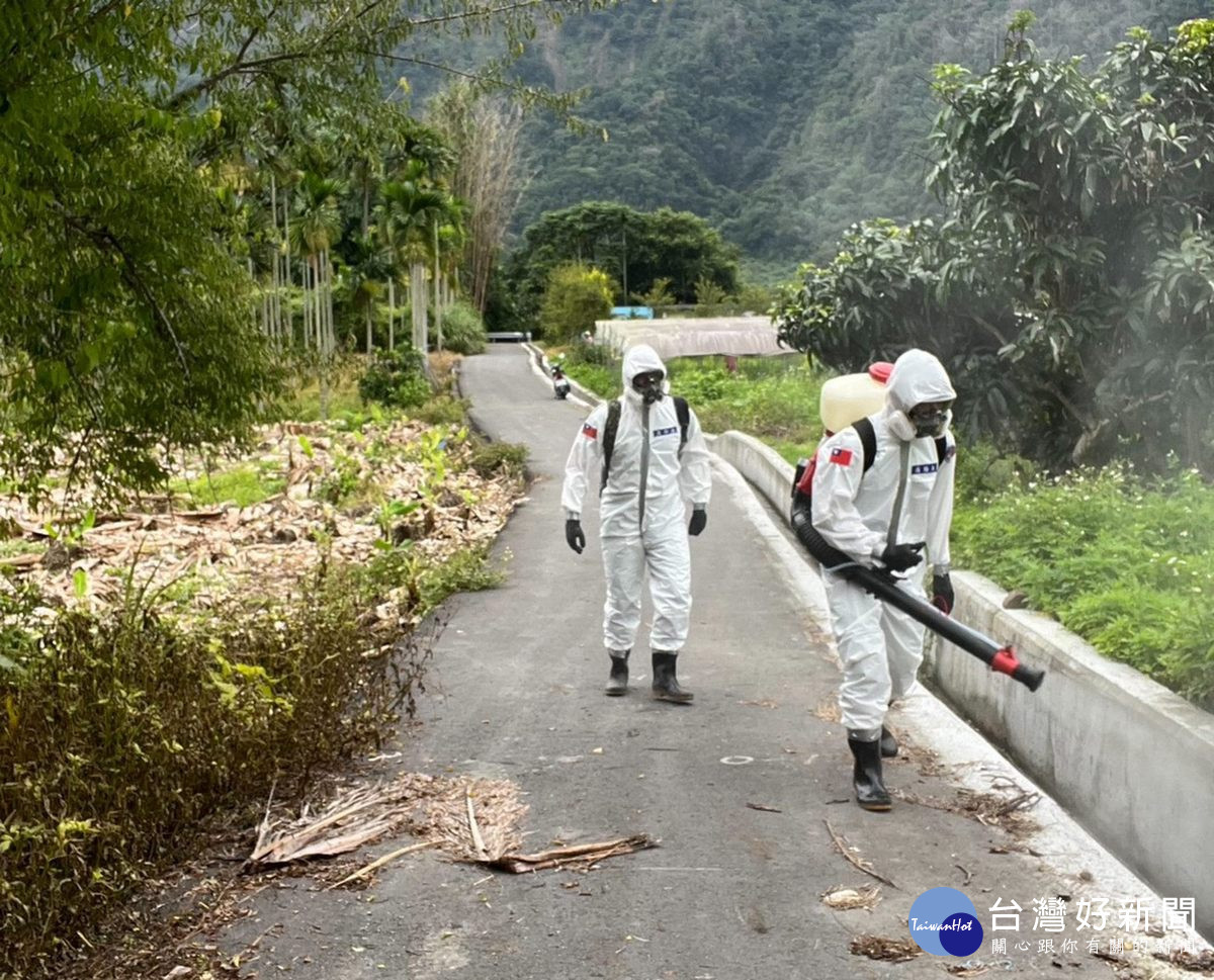 化學兵清消。（圖/南投縣府提供）<br /><br /> <br /><br /> 