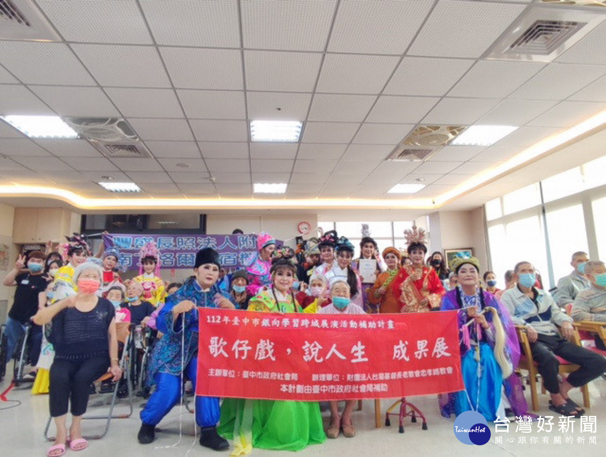 歌戲團員和長輩話家常，扮演親善大使關懷長者。林重鎣