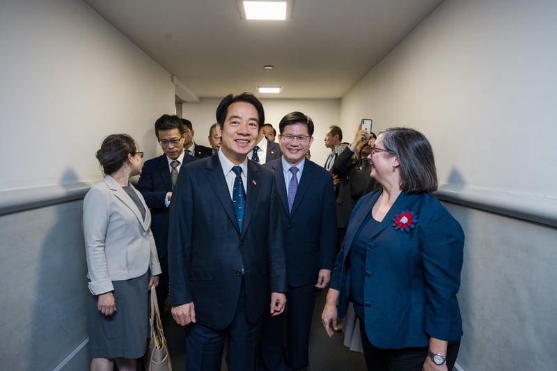 賴清德(前左)率特使團啟程出訪巴拉圭,並於美東時間12日晚間過境美國紐約,預定停留約25小時。總統府提供