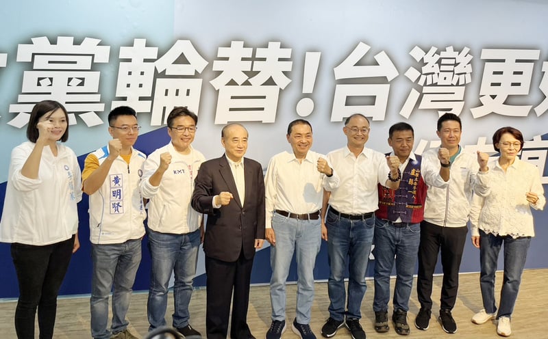 侯友宜(左5)13日與王金平(左4)和黨籍立委參選人吃早餐。中央社