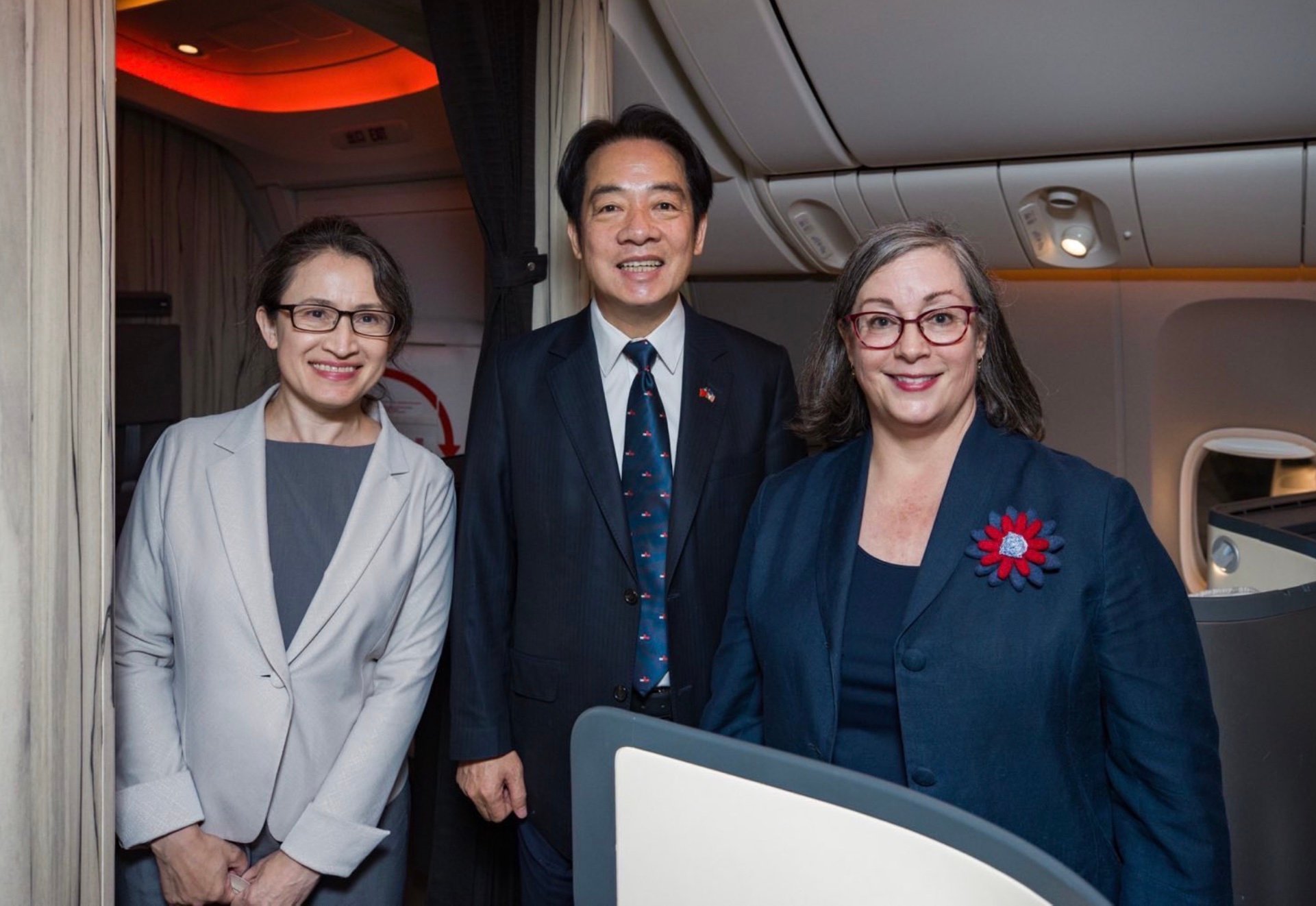 賴清德在台灣時間13日上午抵達美國紐約,駐美代表蕭美琴、美國在台協會(AIT)執行理事藍鶯到機場接機。翻攝推特